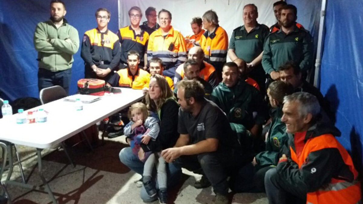 La Guardia Civil encuentra a una niña de dos años que estaba perdida arropada por su perro