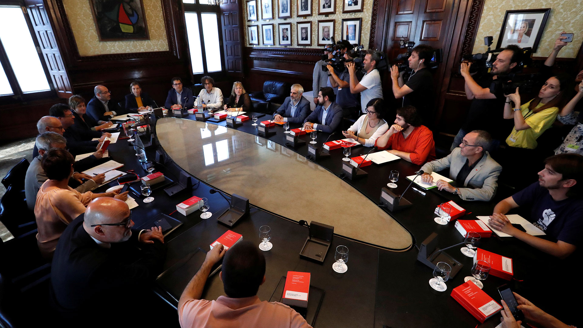 La Mesa del Parlament acepta la petición de Puigdemont para comparecer el martes
