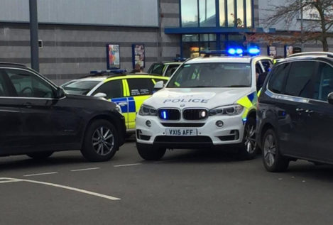 La policía británica evacúa un centro comercial en Nuneaton por un incidente armado