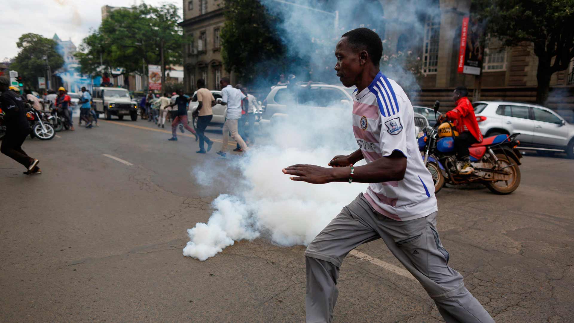 La policía dispersa con gas lacrimógeno las protestas preelectorales en Kenia