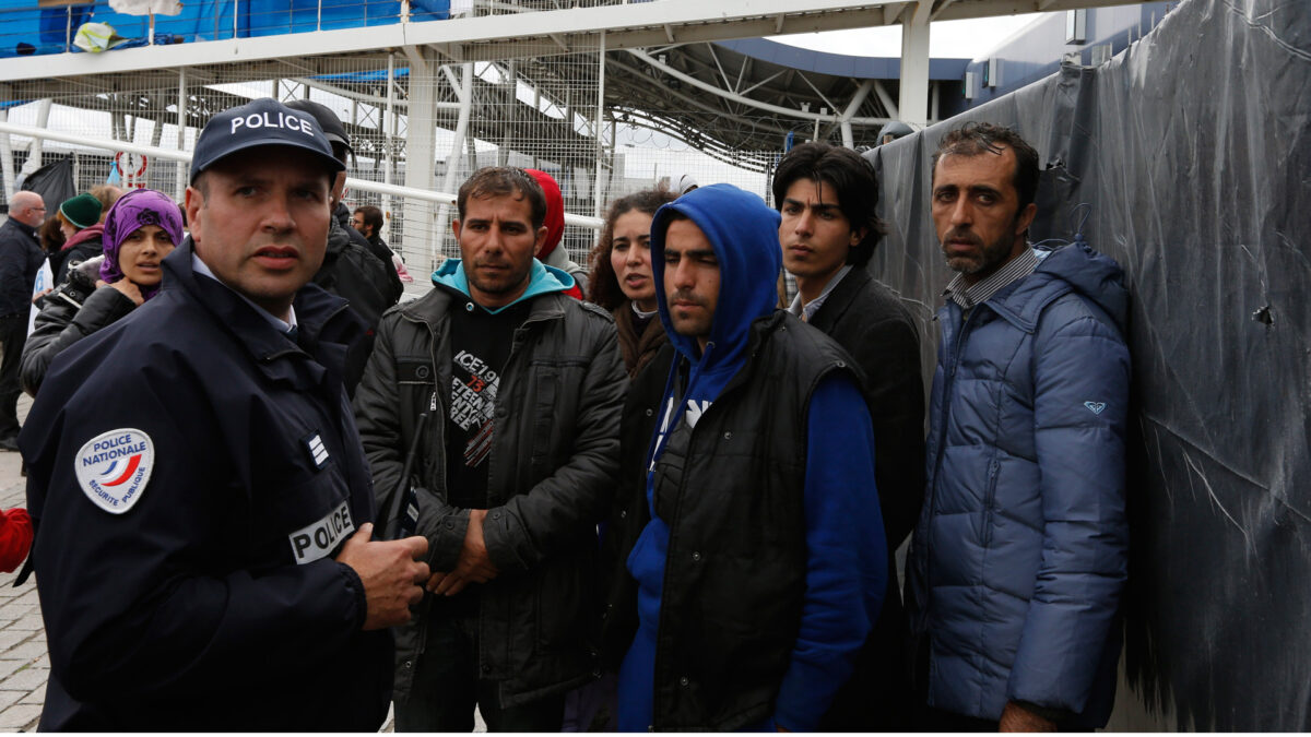 Francia reconoce posibles abusos de la Policía hacia los inmigrantes en Calais