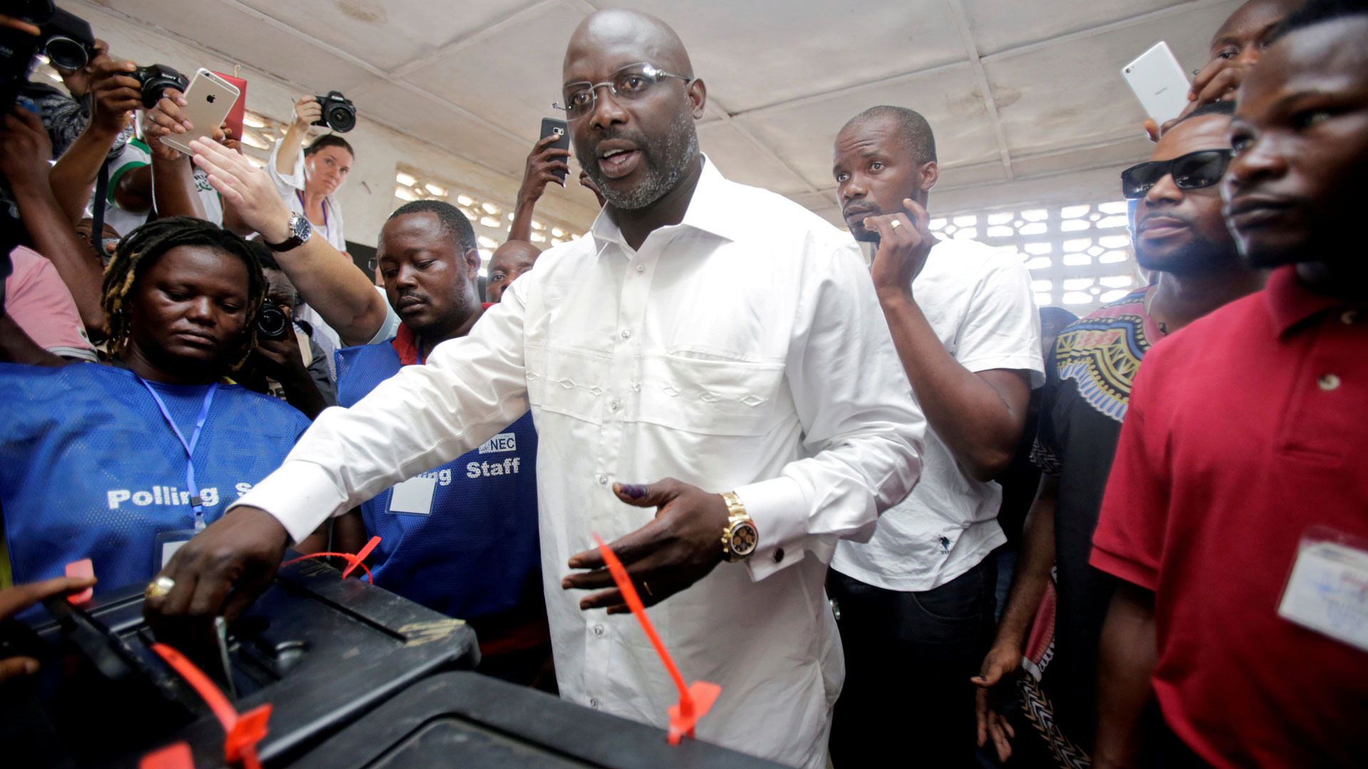 Weah y Boakai se enfrentarán por dirigir Liberia en una segunda vuelta de la elecciones