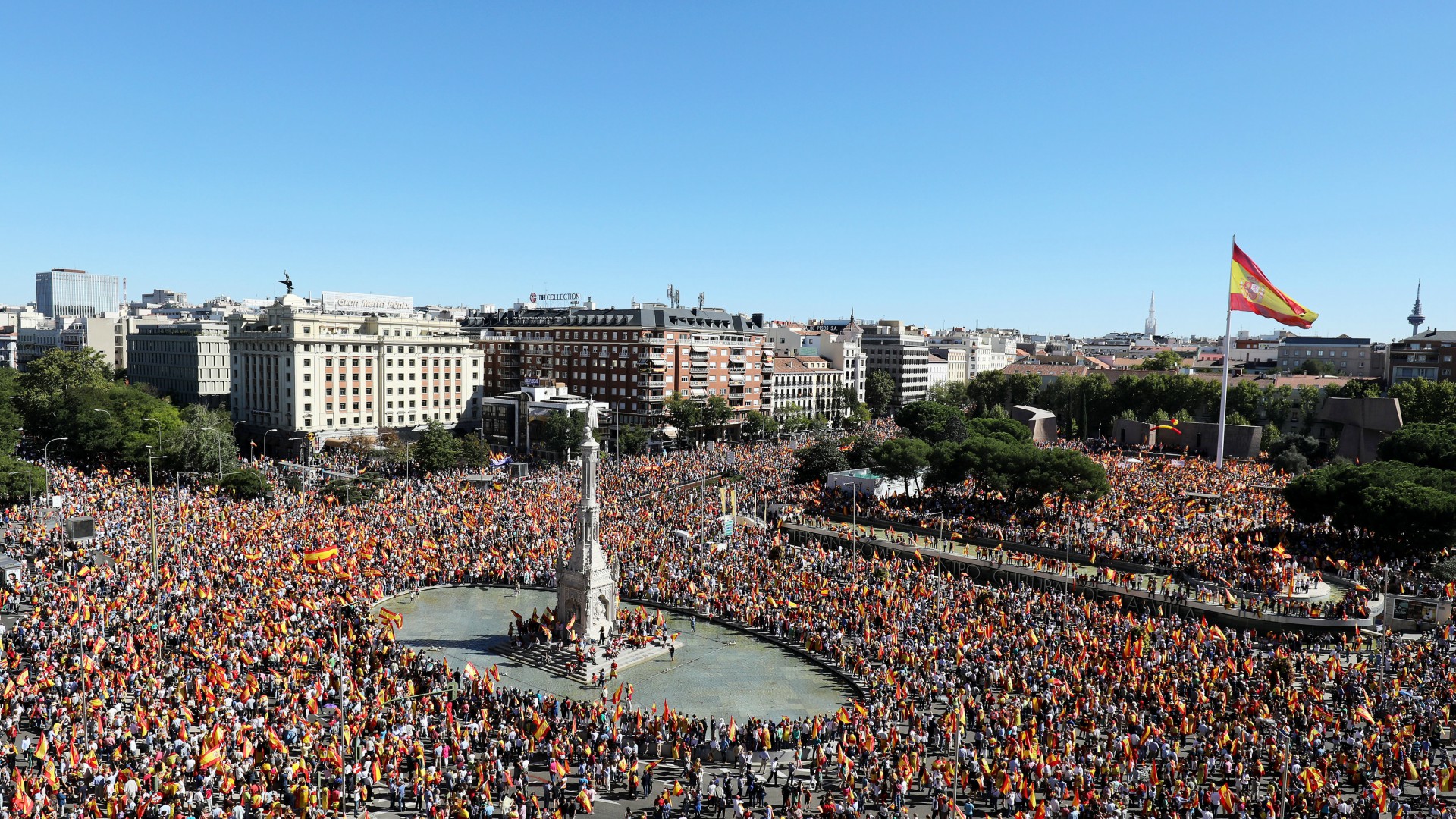 Las manifestaciones a favor del diálogo y la unidad de España, en imágenes 3