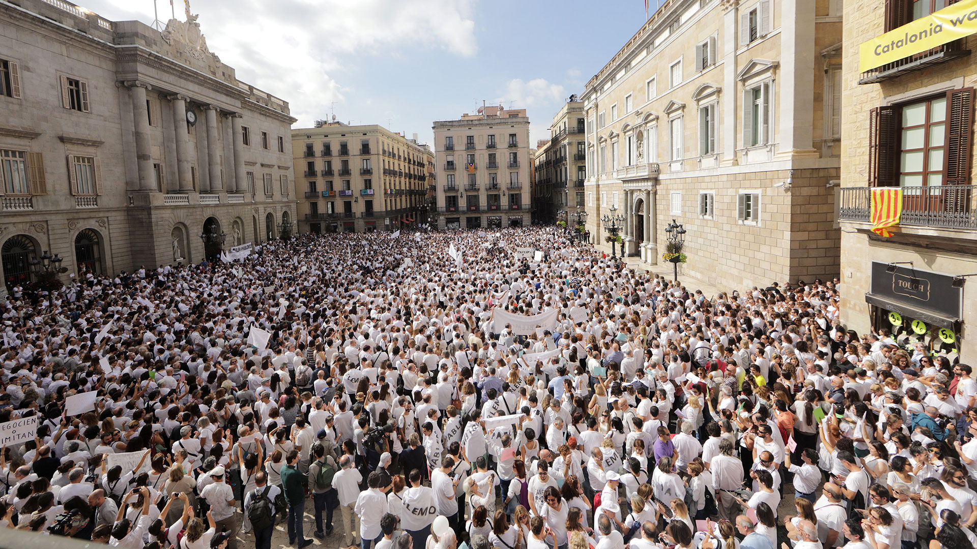 Las manifestaciones a favor del diálogo y la unidad de España, en imágenes 7
