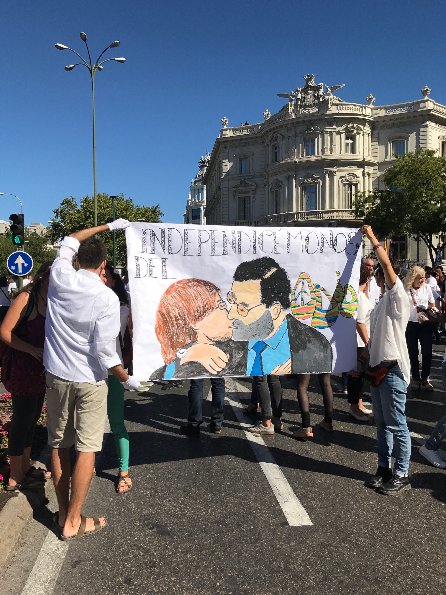 Las manifestaciones a favor del diálogo y la unidad de España, en imágenes 8
