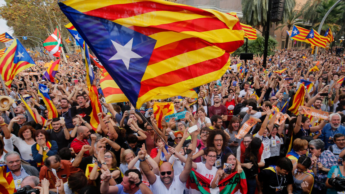 Miles de manifestantes celebran la declaración de independencia frente al Parlament