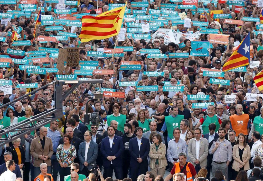 Miles de personas protestan en Barcelona contra las medidas del Gobierno y a favor de los 'Jordis'