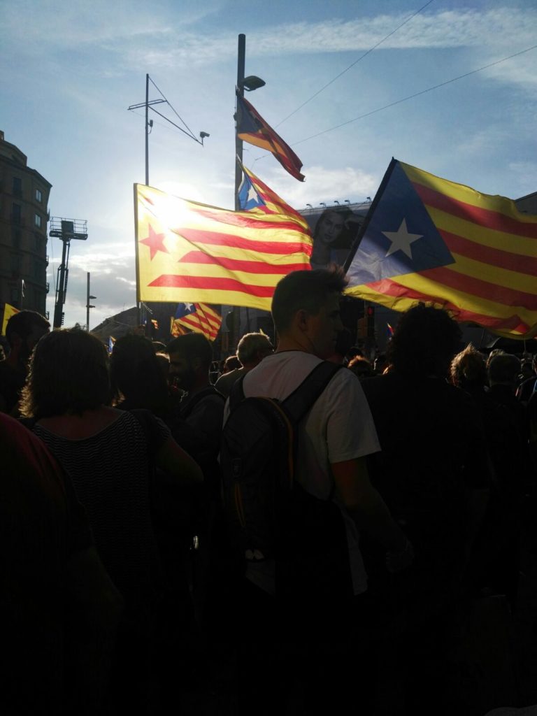 Miles de personas protestan en Barcelona contra las medidas del Gobierno y a favor de los 'Jordis' 1