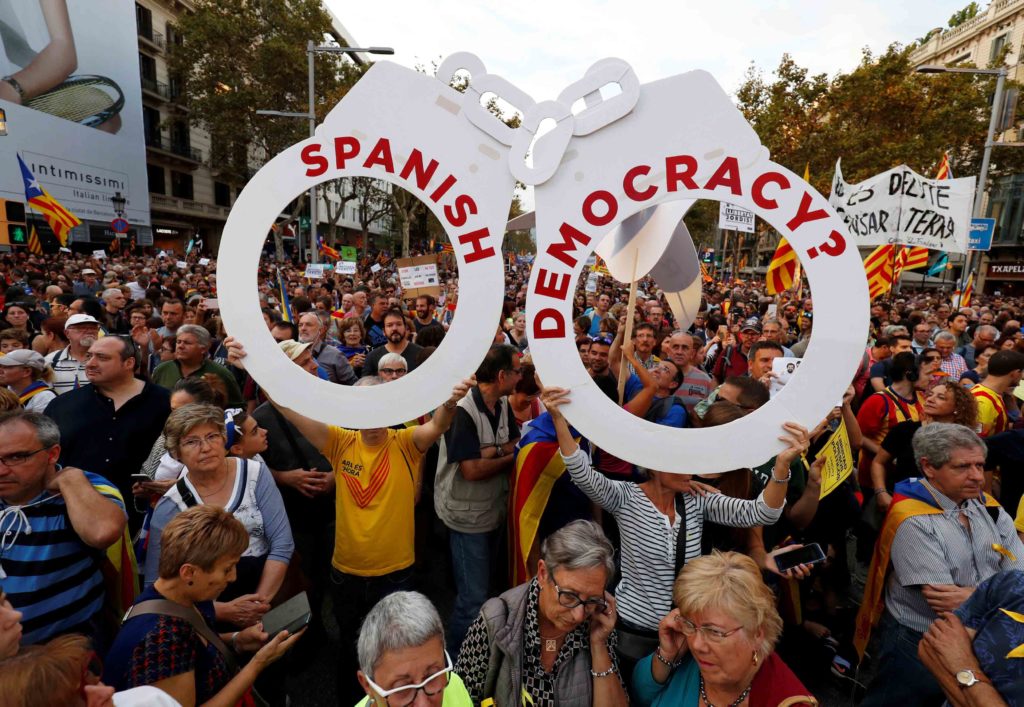 Miles de personas protestan en Barcelona contra las medidas del Gobierno y a favor de los 'Jordis' 3