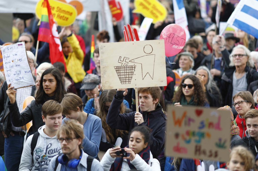 Miles de personas protestan en Berlín por la llegada de la ultraderecha al Parlamento alemán 2