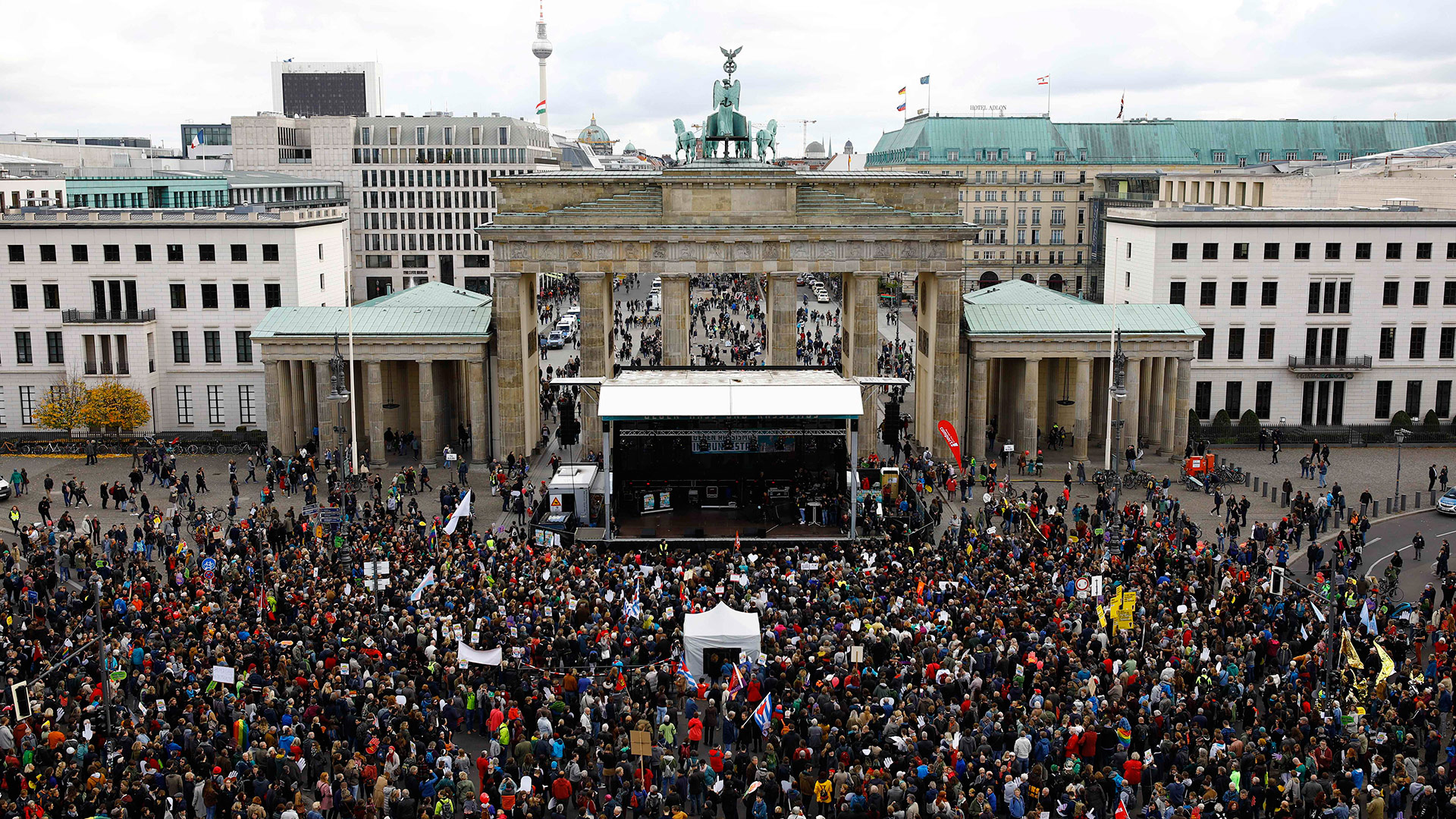 Miles de personas protestan en Berlín por la llegada de la ultraderecha al Parlamento alemán