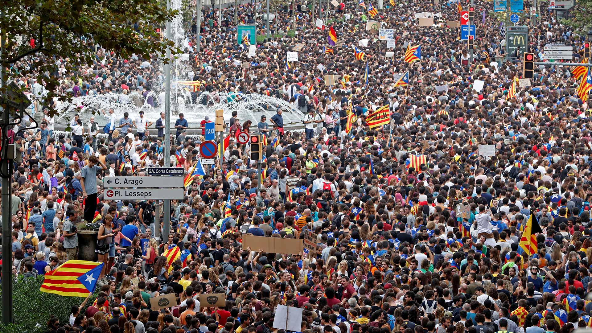 Miles de personas salen a la calle en Barcelona para protestar contra la violencia policial