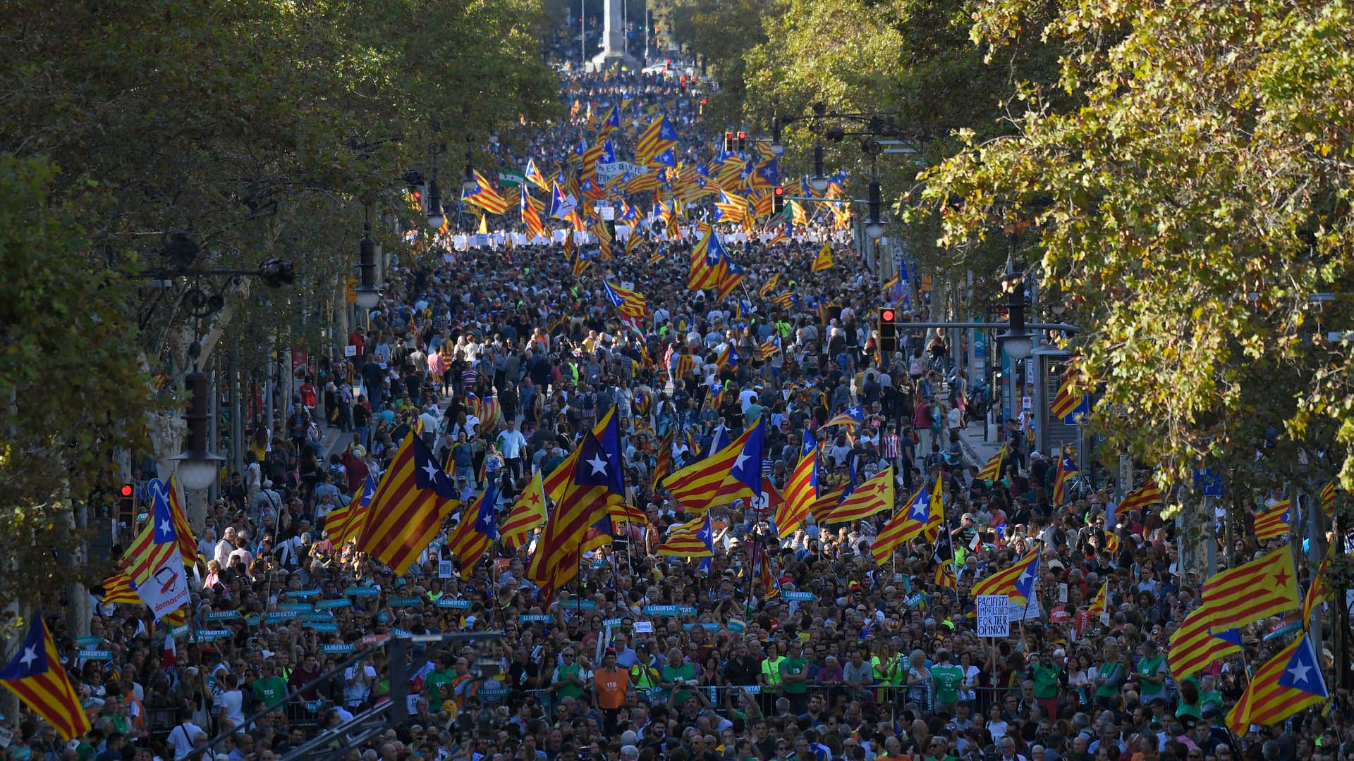 Miles de personas protestan en Barcelona contra las medidas del Gobierno y a favor de los ‘Jordis’