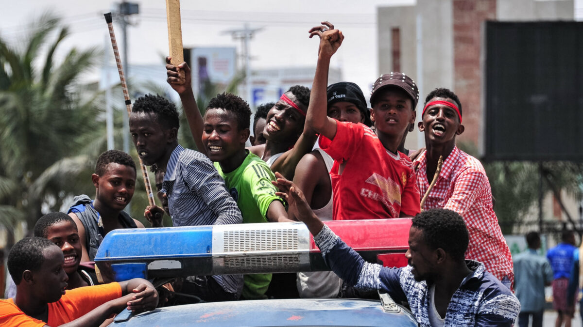 Marcha multitudinaria contra los autores del mortal atentado de Mogadiscio