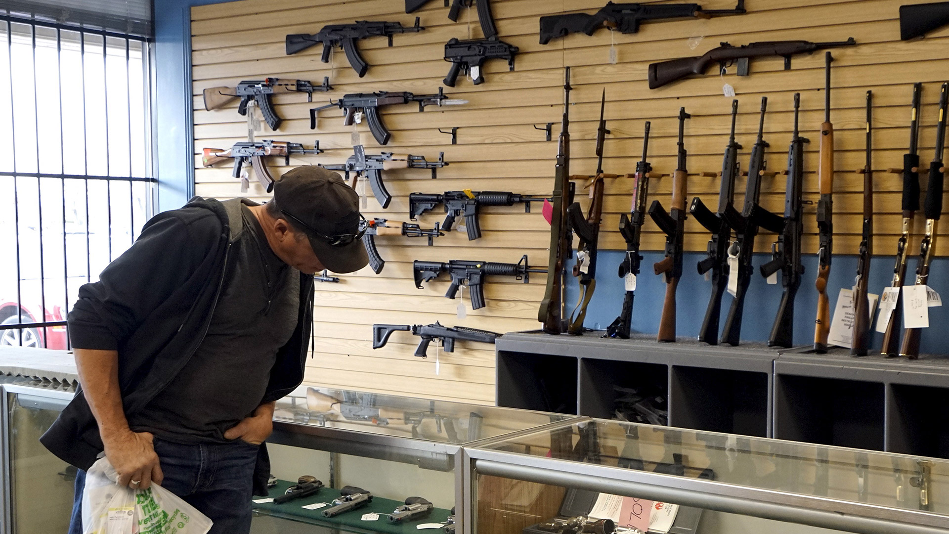 Комиссионное магазин ружье. Оружейный магазин в Америке. Магазин оружия в Америке. Гражданское оружие. Оружейный рынок США.