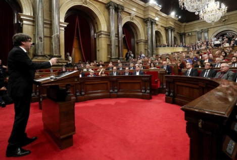 Puigdemont declara la independencia y propone suspender sus efectos para abrir una vía de diálogo