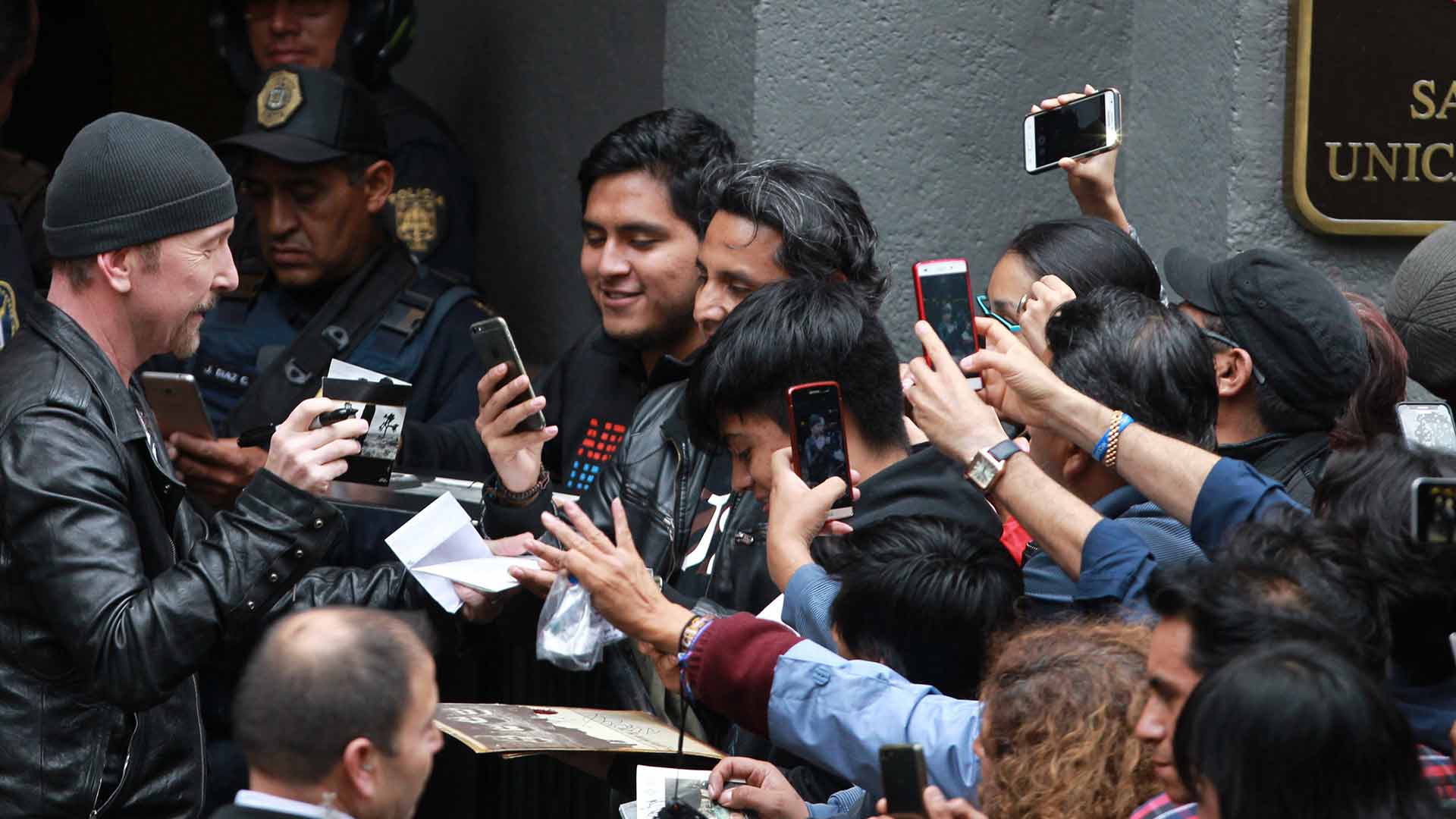 U2 da un concierto en apoyo a todas las víctimas en la Ciudad de México