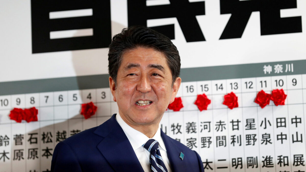 Shinzo Abe da por hecha su victoria en los comicios y pide «humildad» a su partido