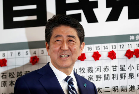 Shinzo Abe da por hecha su victoria en los comicios y pide "humildad" a su partido