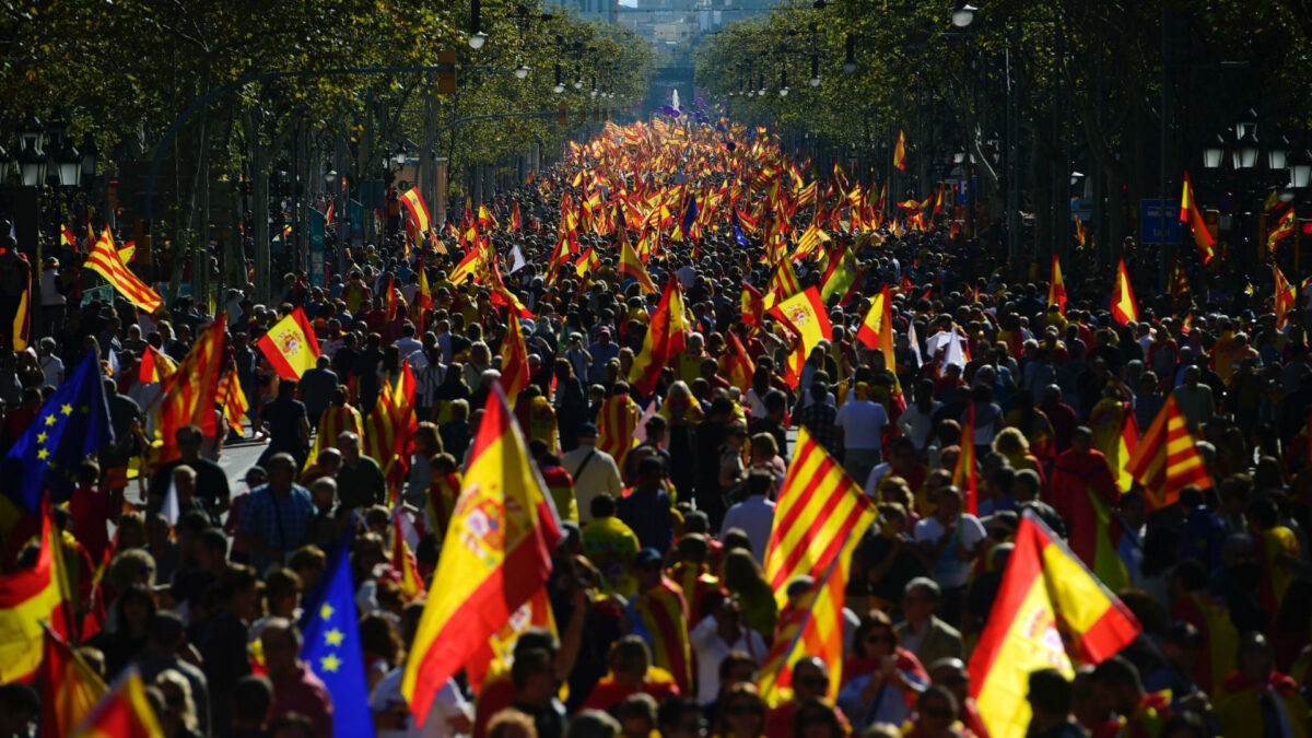 Miles de decenas de personas asisten a la manifestación «por la unidad» en Barcelona