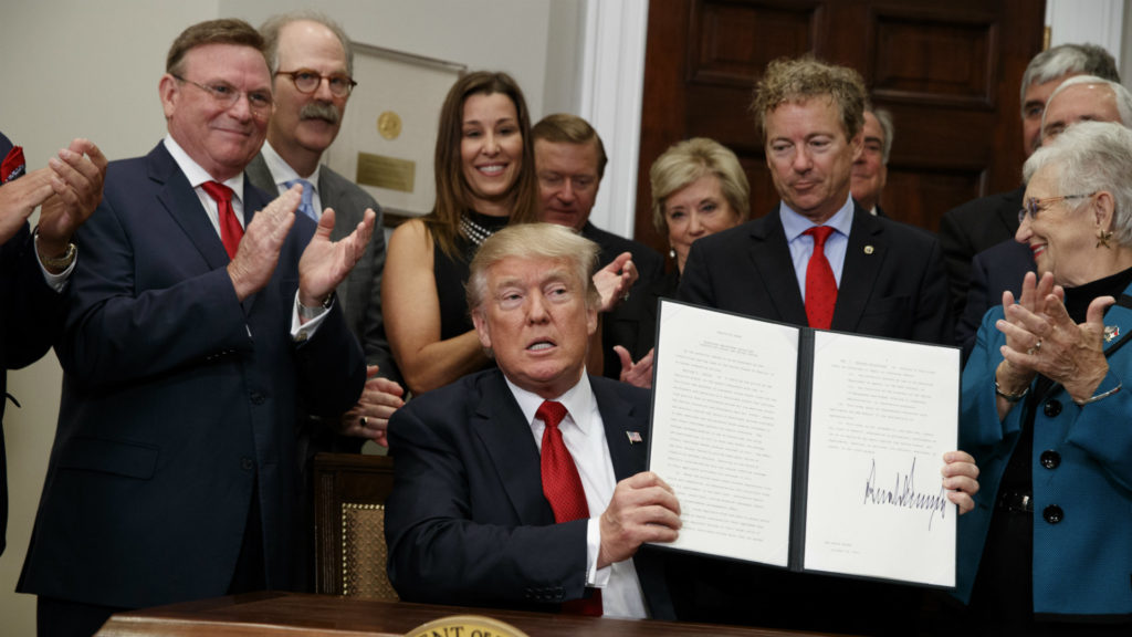 Trump da un primer paso para desmantelar por su cuenta el Obamacare