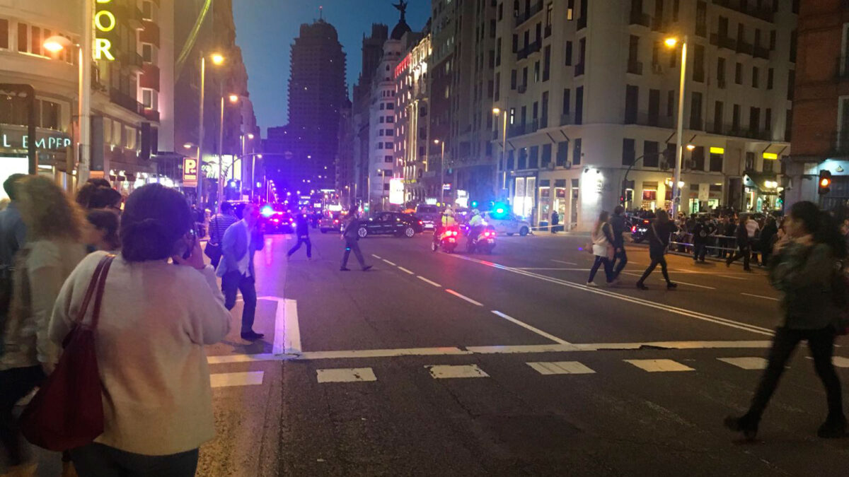 Un coche abandonado obliga a la policía a cortar la Gran Vía unas horas