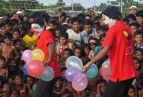Un grupo de circo lleva la risoterapia a niños rohingyas refugiados en Bangladesh