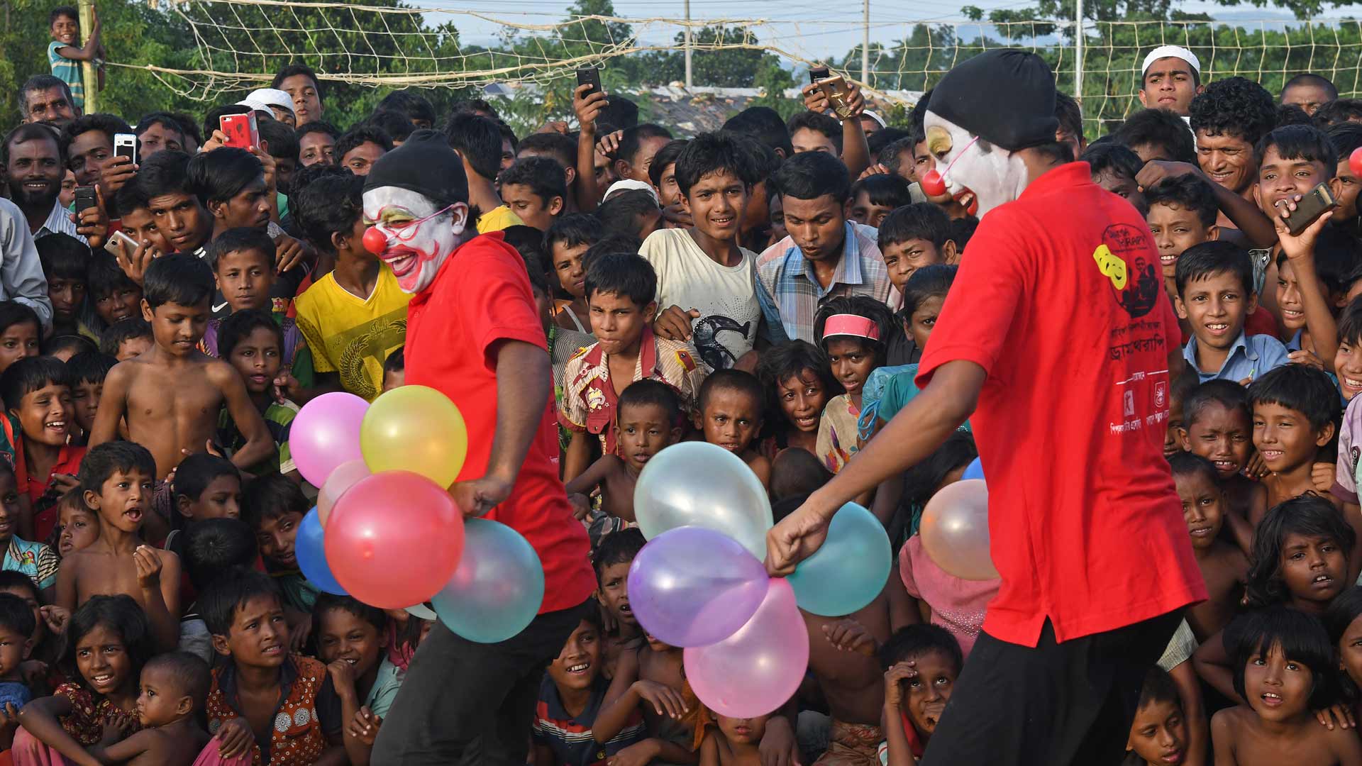 Un grupo de circo lleva la risoterapia a niños rohingyas refugiados en Bangladesh