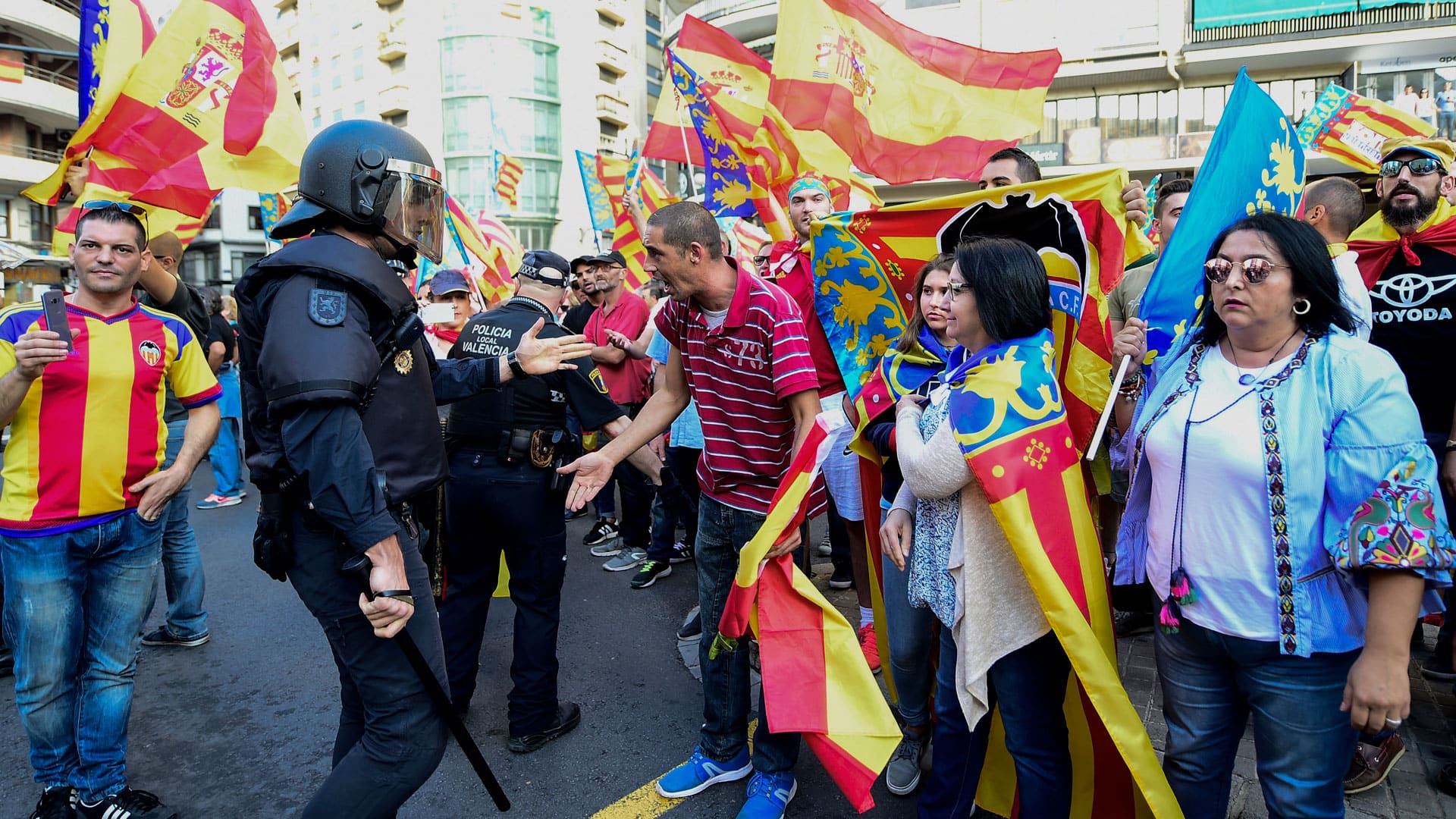 Un grupo de extrema derecha revienta la manifestación del 9 de octubre en Valencia 1