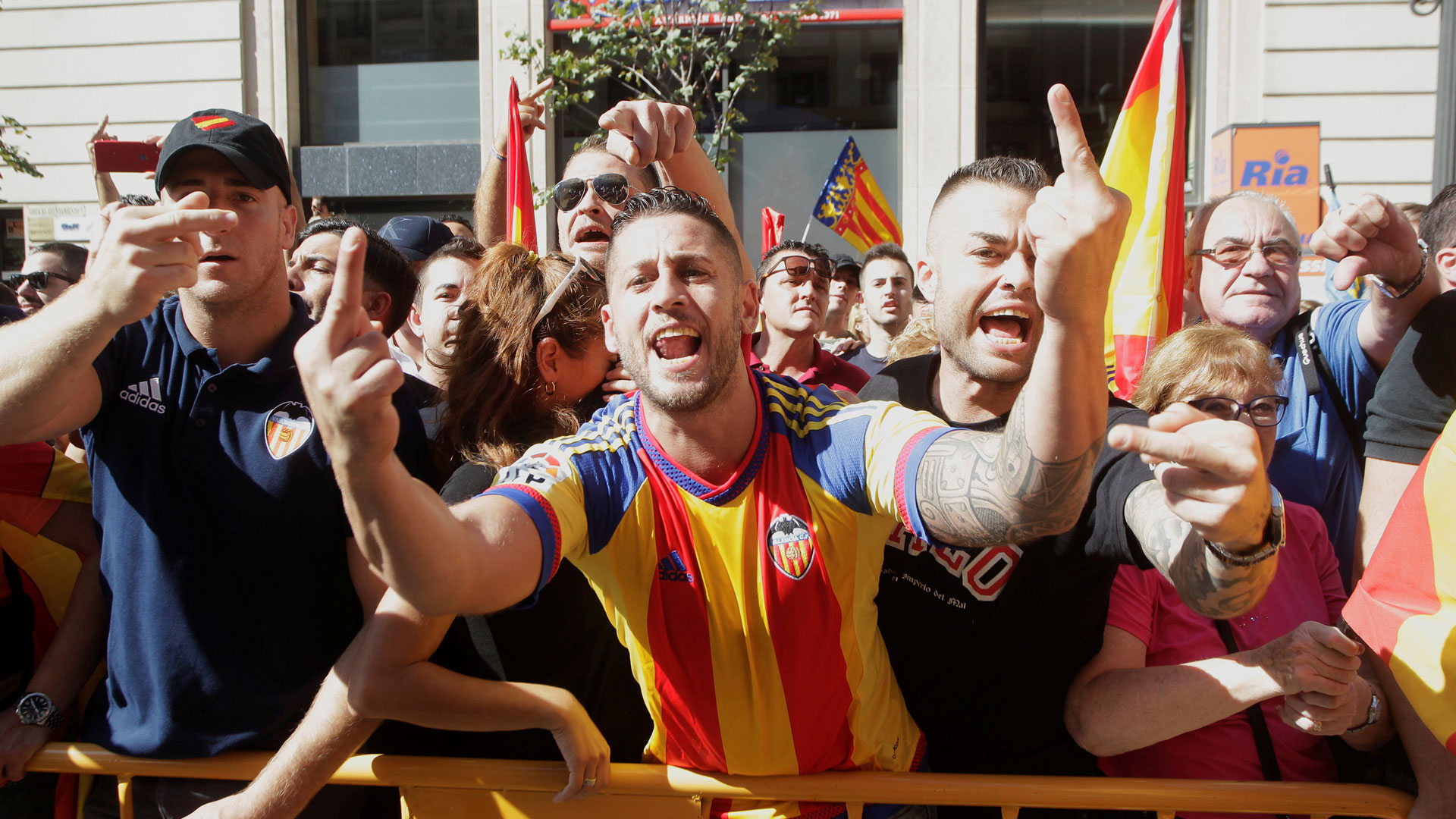 Un grupo de extrema derecha revienta la manifestación del 9 de octubre en Valencia 2