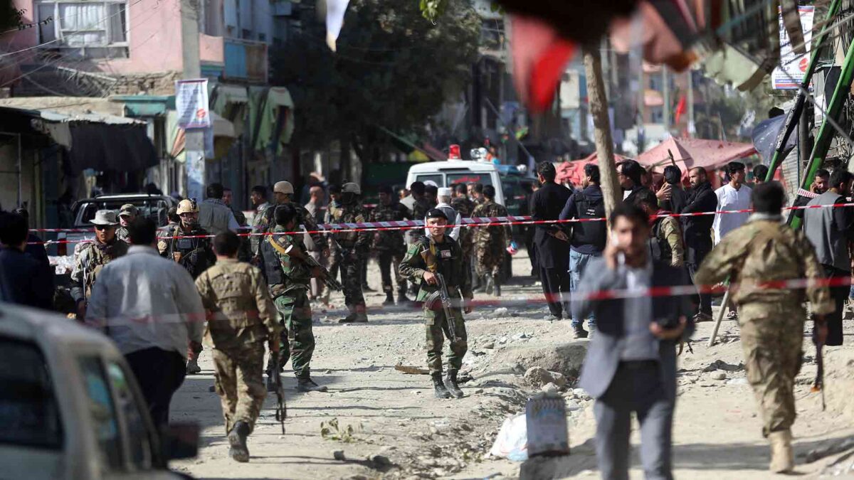 Un hombre abre fuego en una mezquita en Kabul y mata a 32 personas