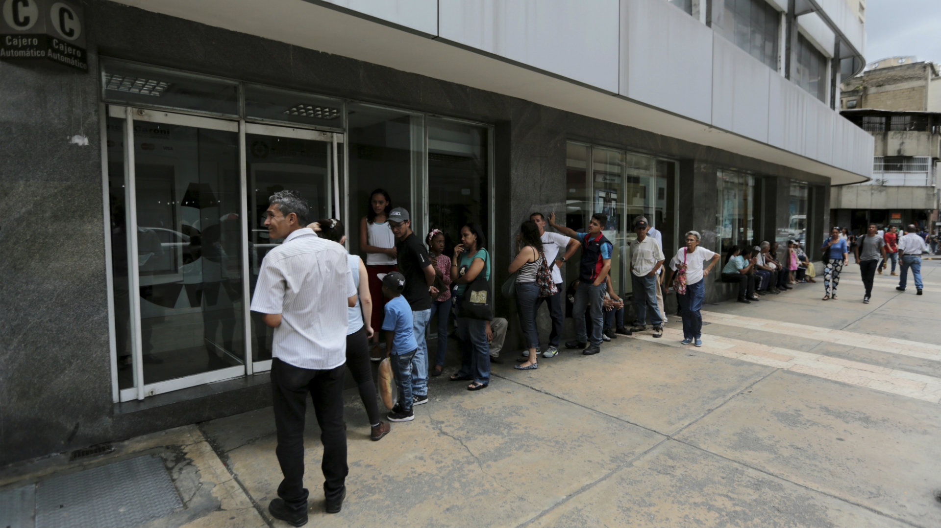 Un nuevo problema agobia a venezolanos: la falta de efectivo 1