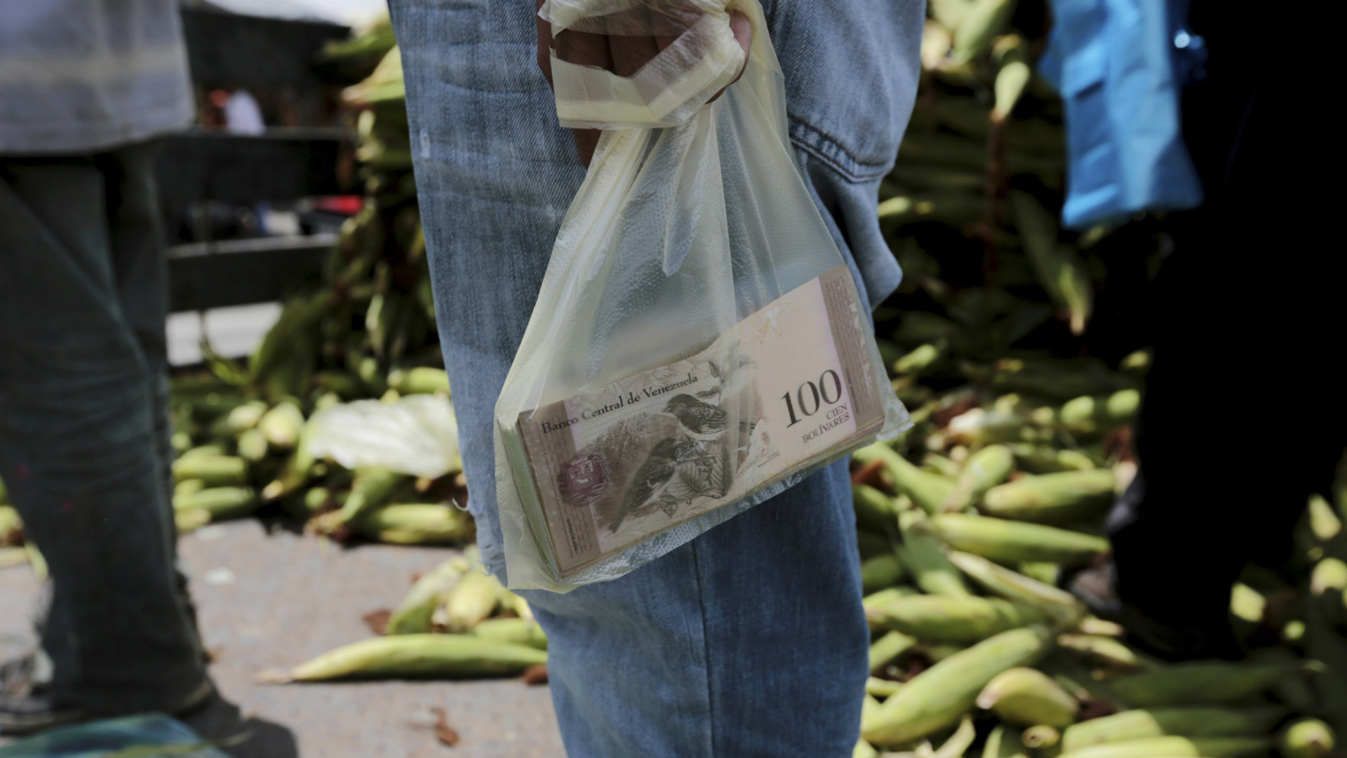 Un nuevo problema agobia a los venezolanos: la falta de efectivo