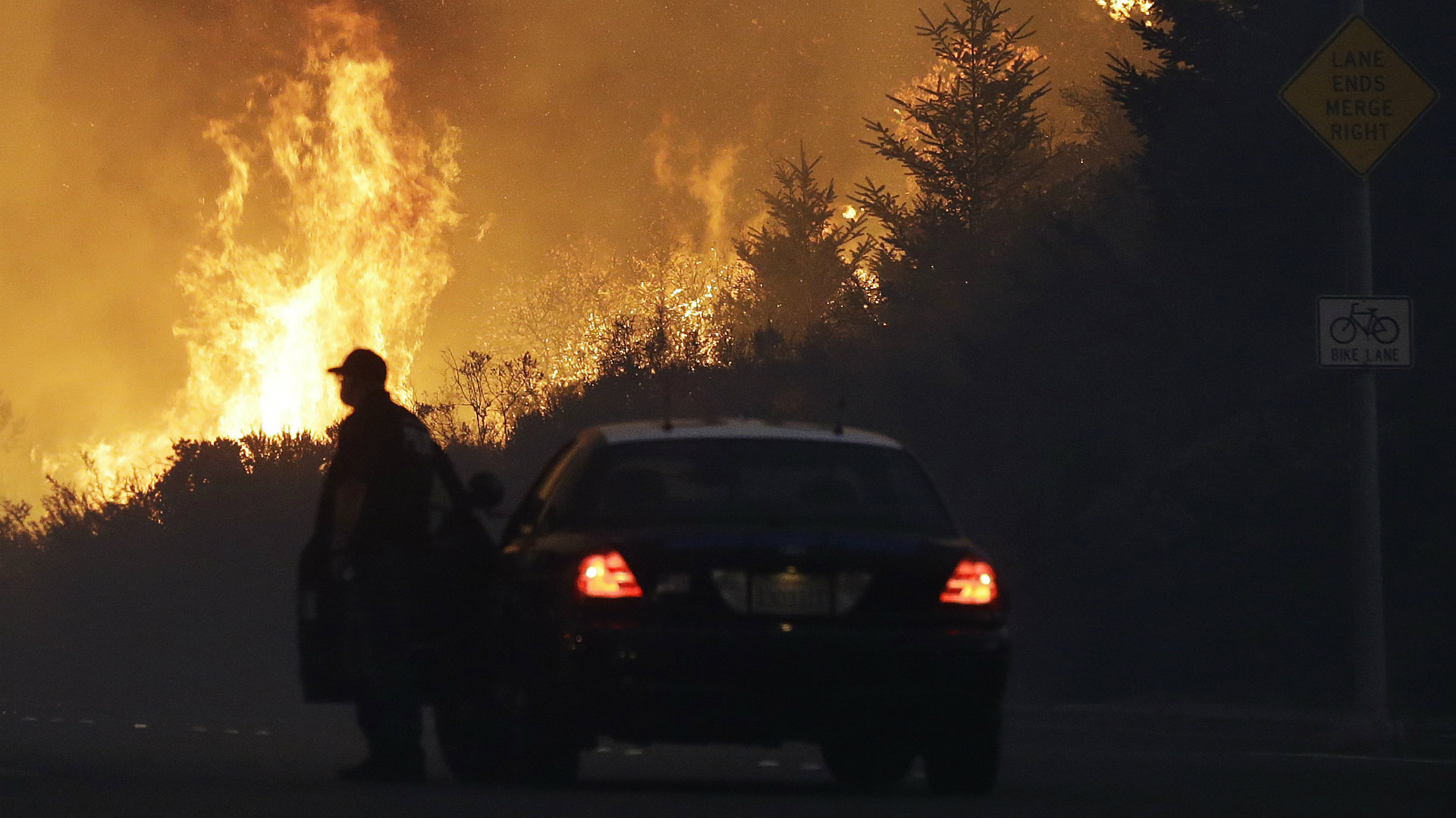 Al menos 10 muertos por los devastadores incendios en California