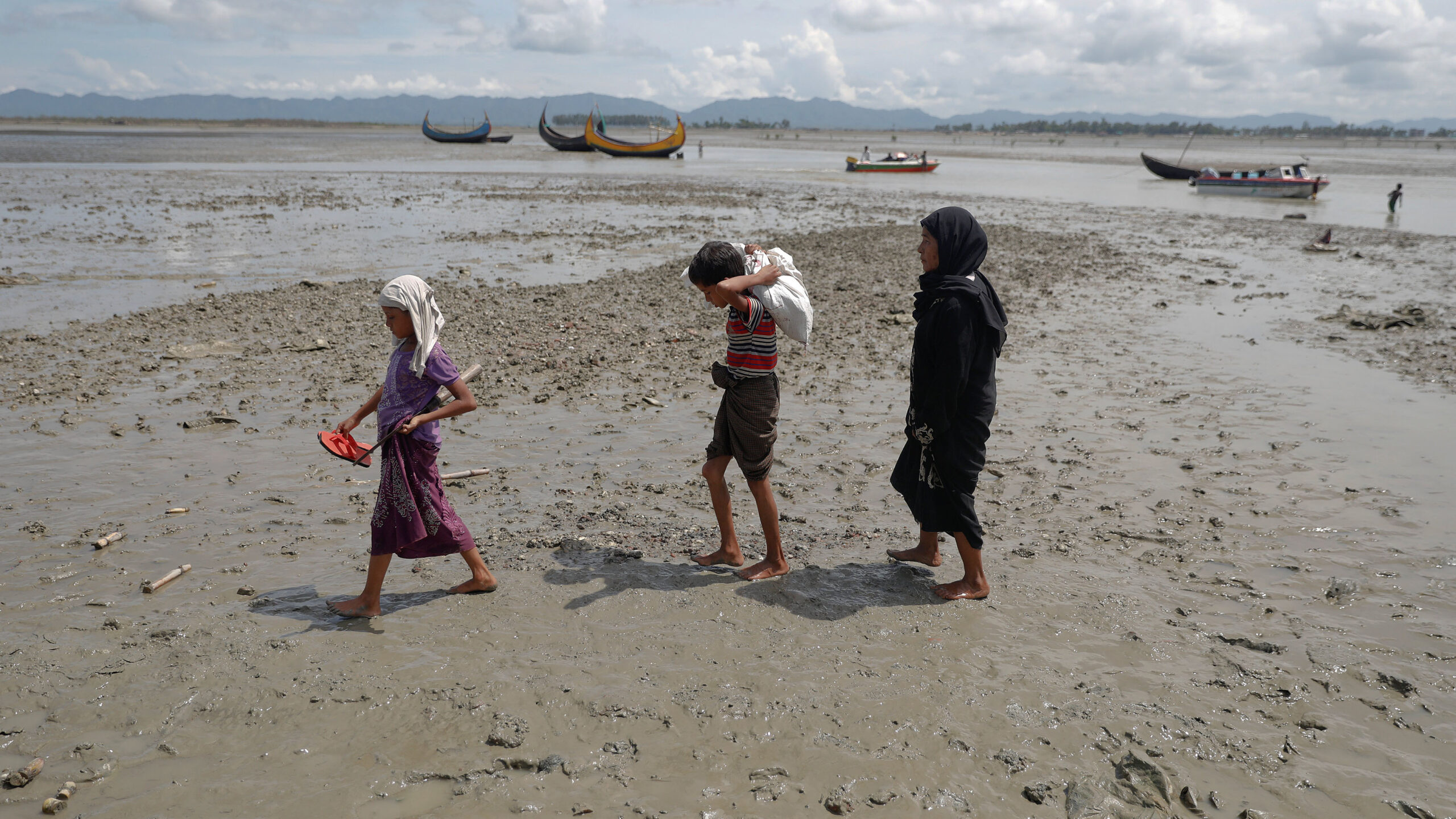 Unos 10.000 rohingyas esperan en tierra de nadie entre Bangladesh y Birmania