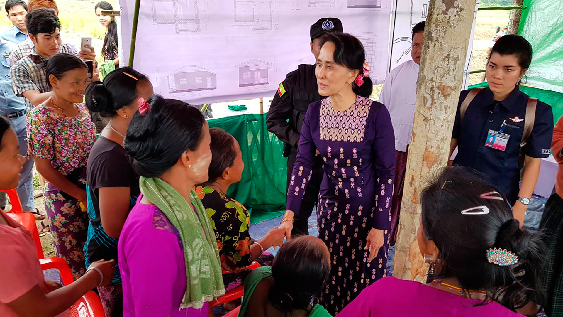 La líder birmana Suu Kyi visita por primera vez a los refugiados rohingya