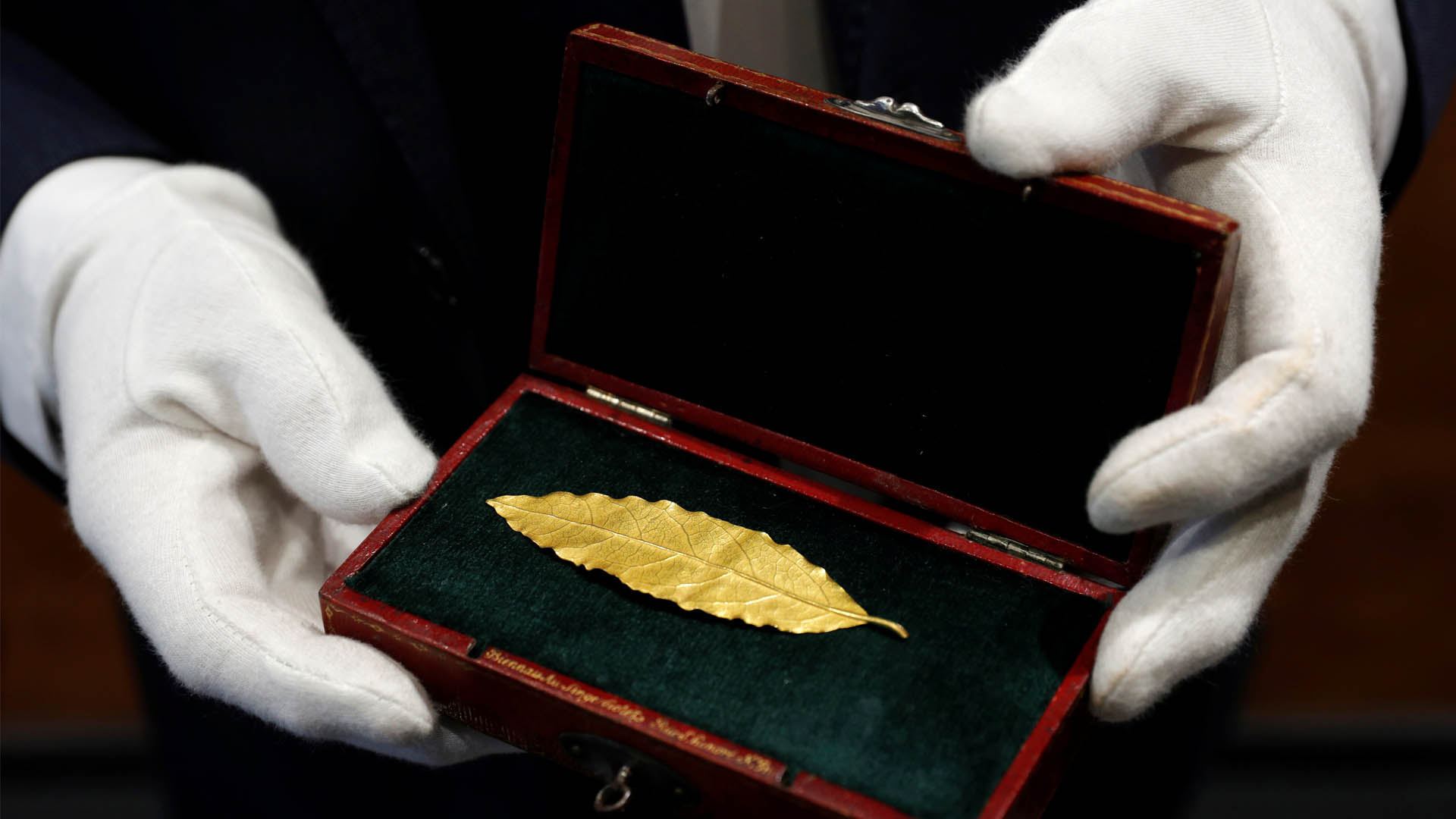 Adjudicada por 500.000 euros una hoja de oro de la corona de Napoleón