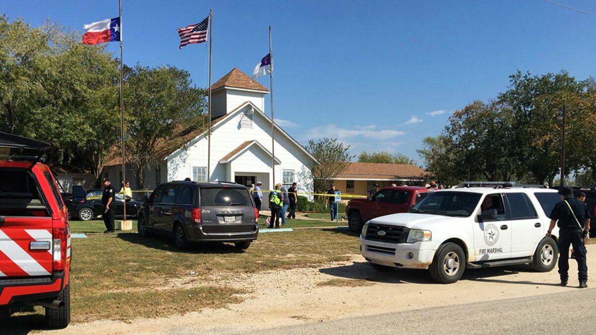 Al menos 26 muertos en un tiroteo en una iglesia de Texas