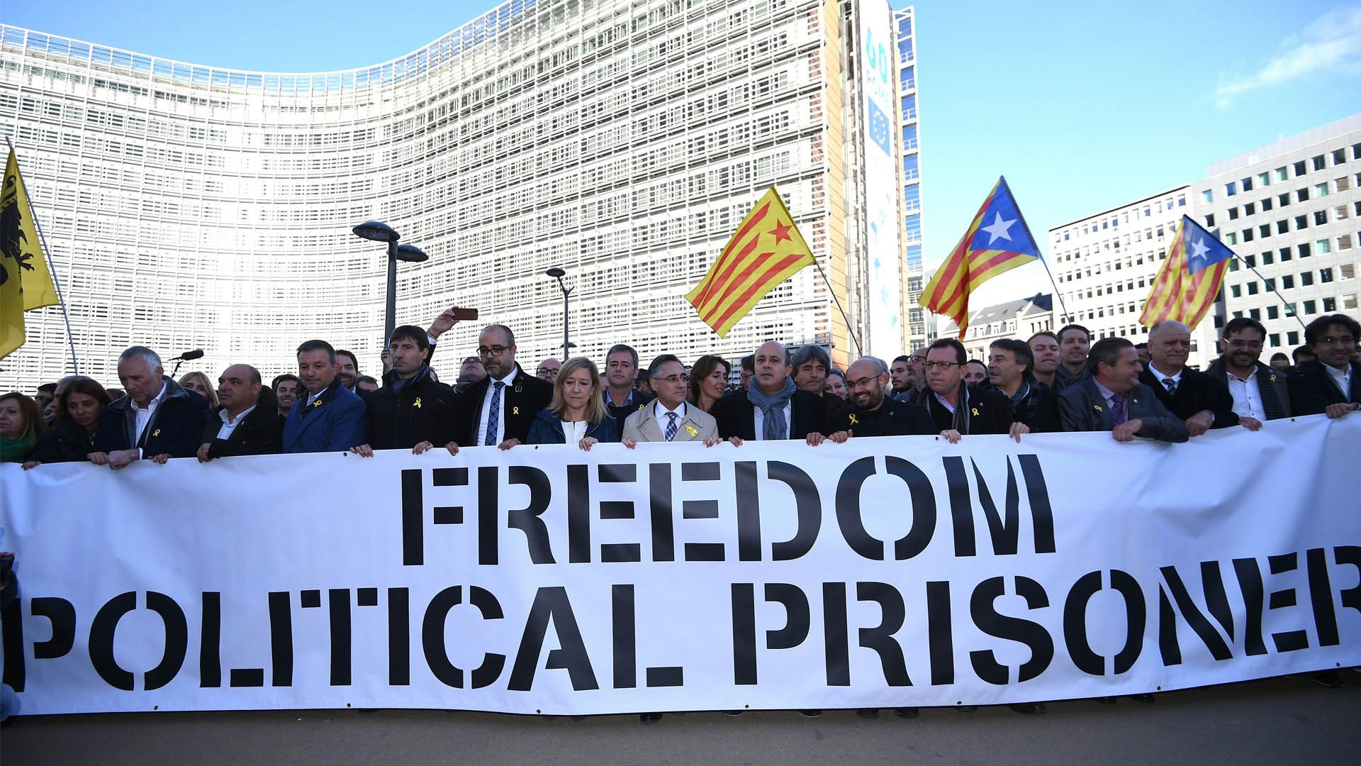 Alcaldes independentistas viajan a Bruselas para apoyar a Puigdemont