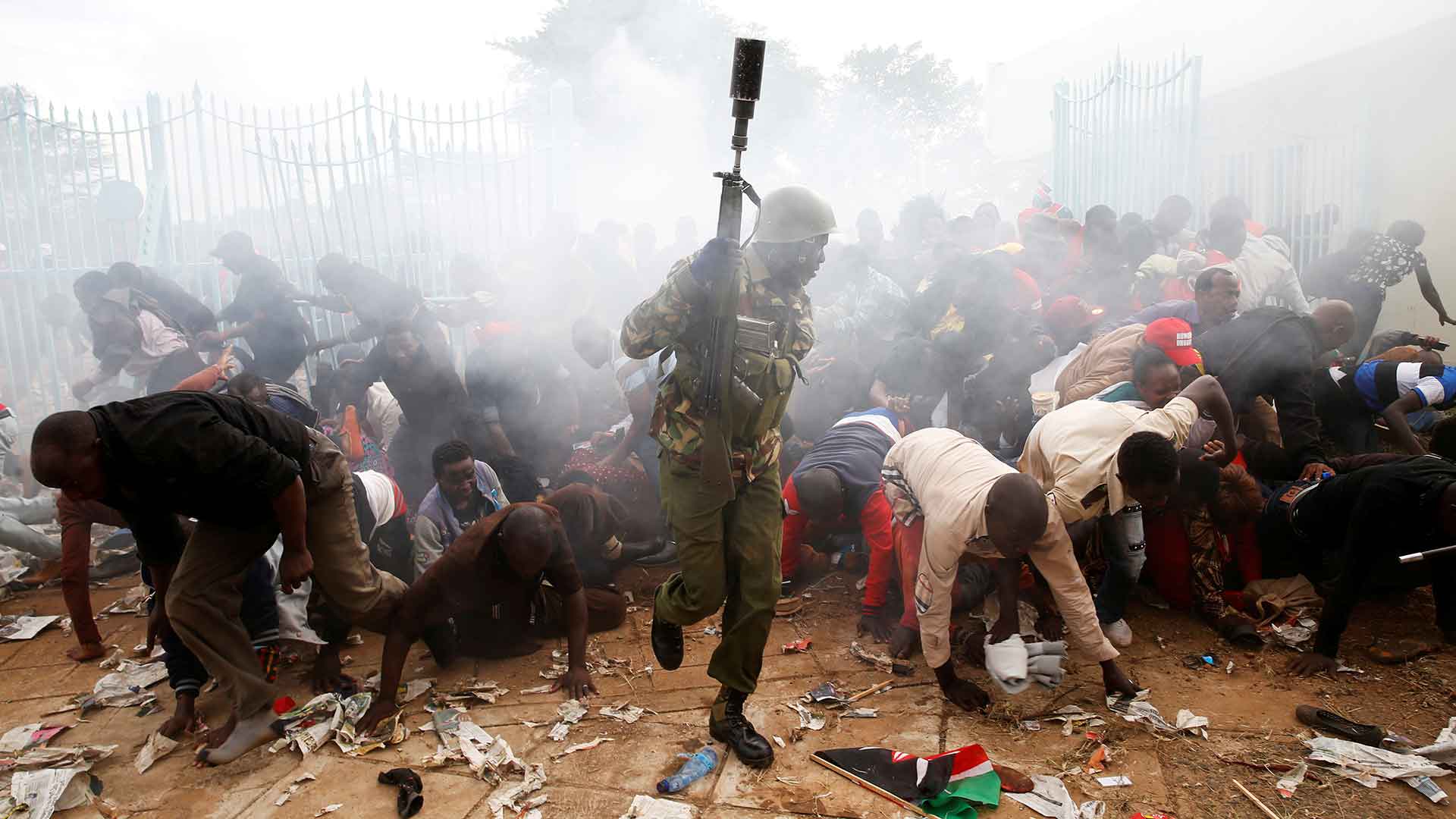 La policía ataca con gas lacrimógeno a los opositores en la investidura de Kenyatta