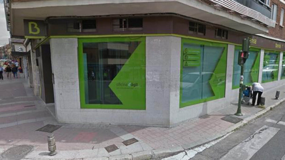 Un hombre atraca una sucursal bancaria en Usera y retiene a varias personas