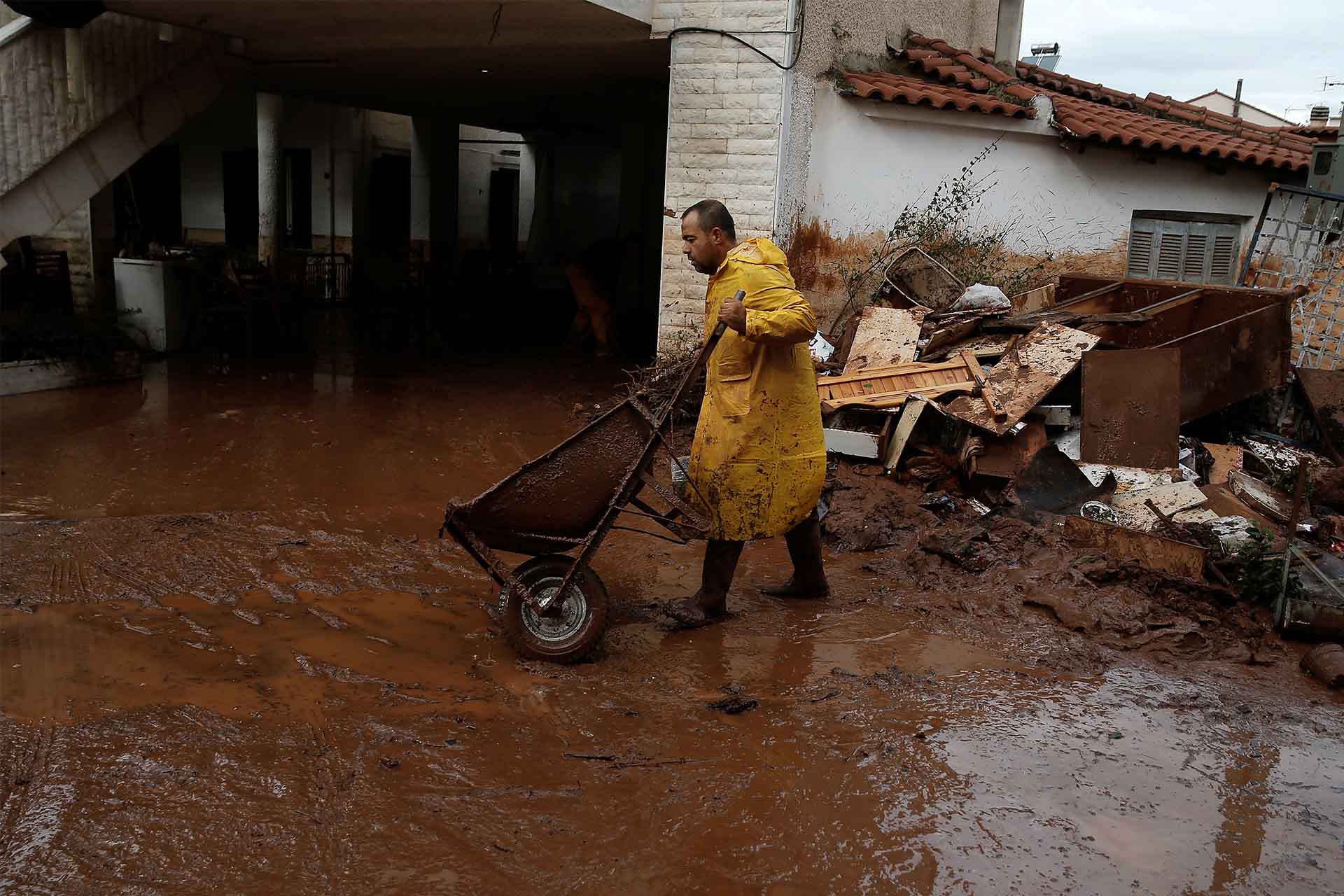 Aumentan a 21 los muertos por las inundaciones en Grecia 1