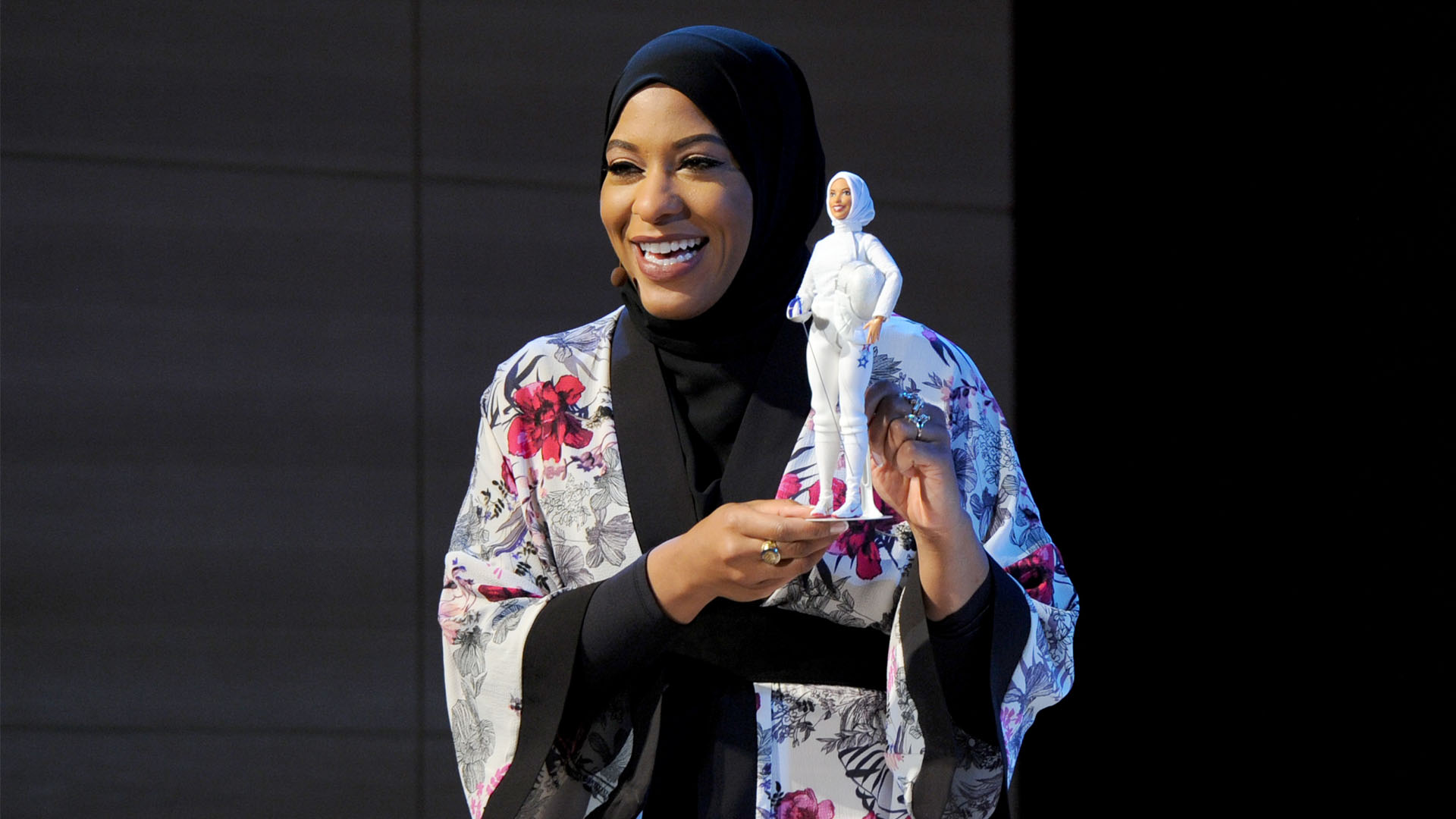 Barbie se pone el hiyab para honrar a la atleta olímpica Ibtihaj Muhammad
