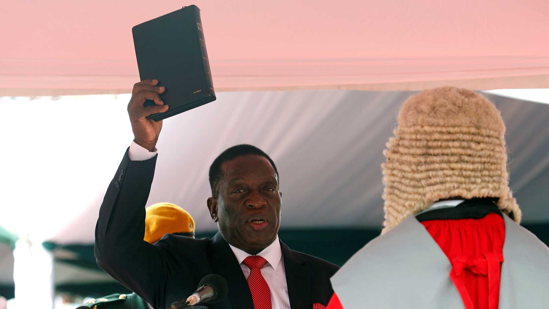Emmerson Mnangagwa jura el cargo como presidente provisional de Zimbabue