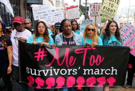 Cientos de personas marchan en Hollywood por la campaña #MeToo contra el abuso sexual
