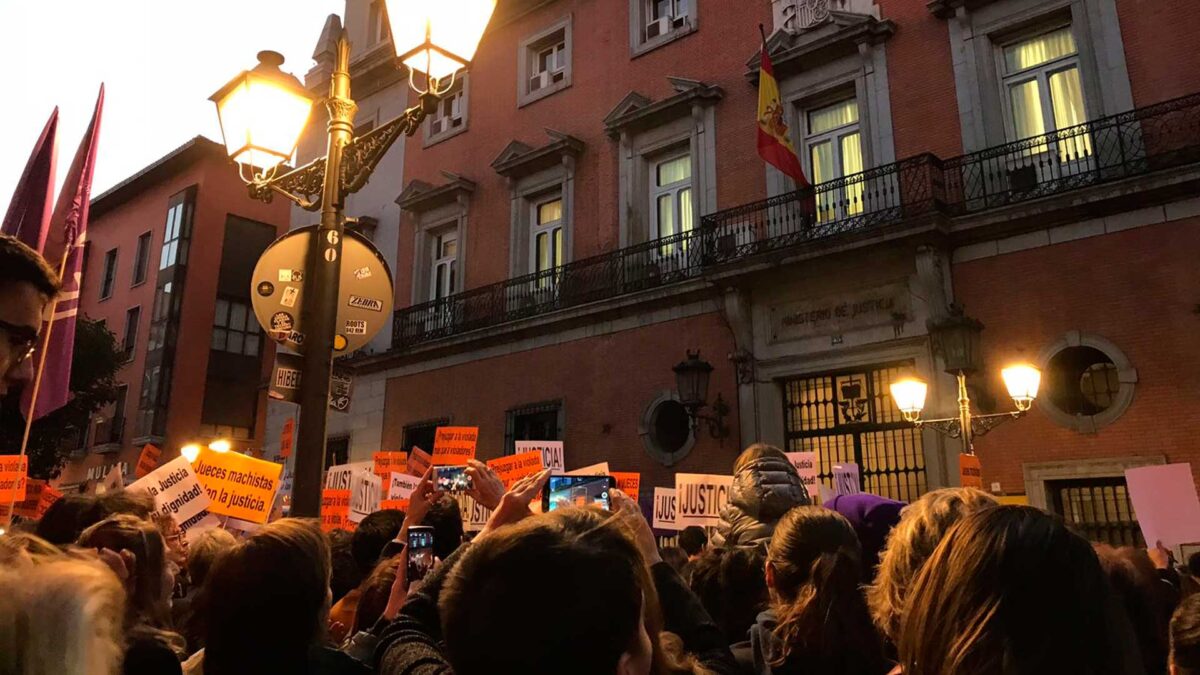 Miles de personas se manifiestan contra la «justicia patriarcal» por el caso de la joven violada en los sanfermines