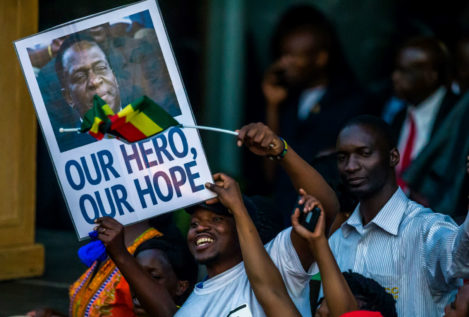 De regreso a Zimbabue, Mnangagwa anuncia "una nueva democracia"
