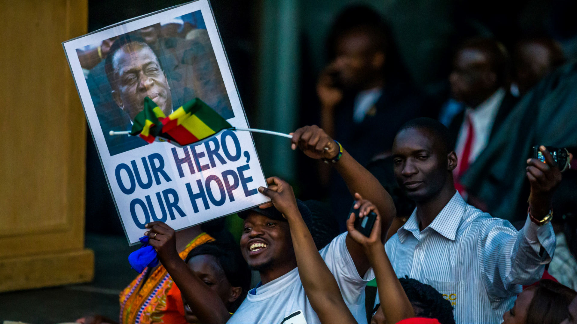 De regreso a Zimbabue, Mnangagwa anuncia "una nueva democracia"
