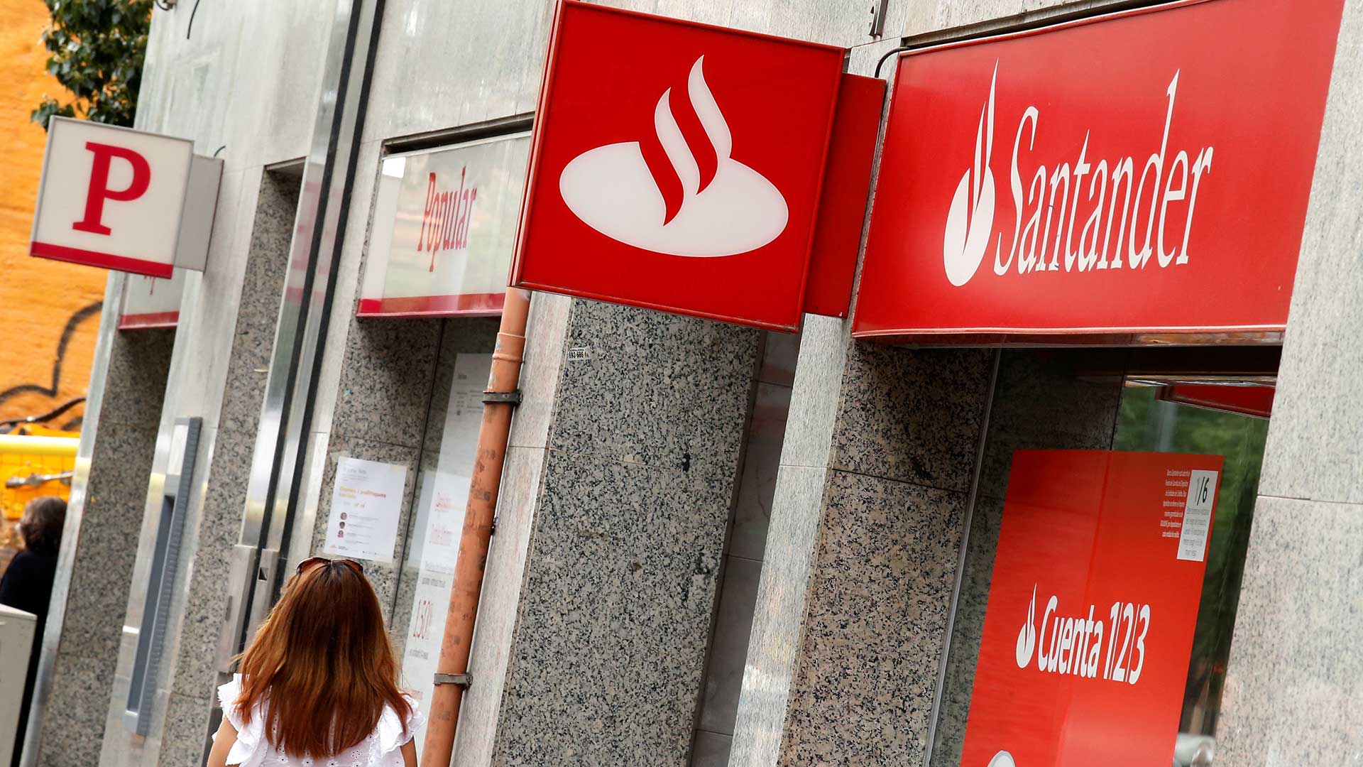 El Banco Santander planea reducir 1.500 empleos tras la fusión con Banco Popular