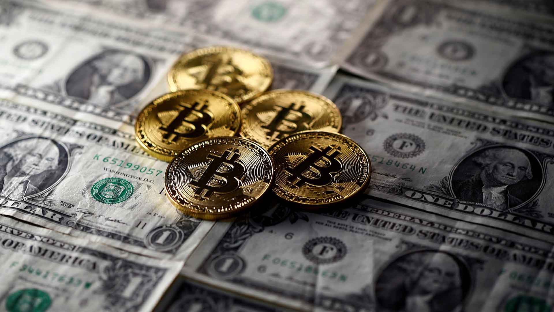 El bitcoin rompe por primera vez la barrera de los 10.000 dólares